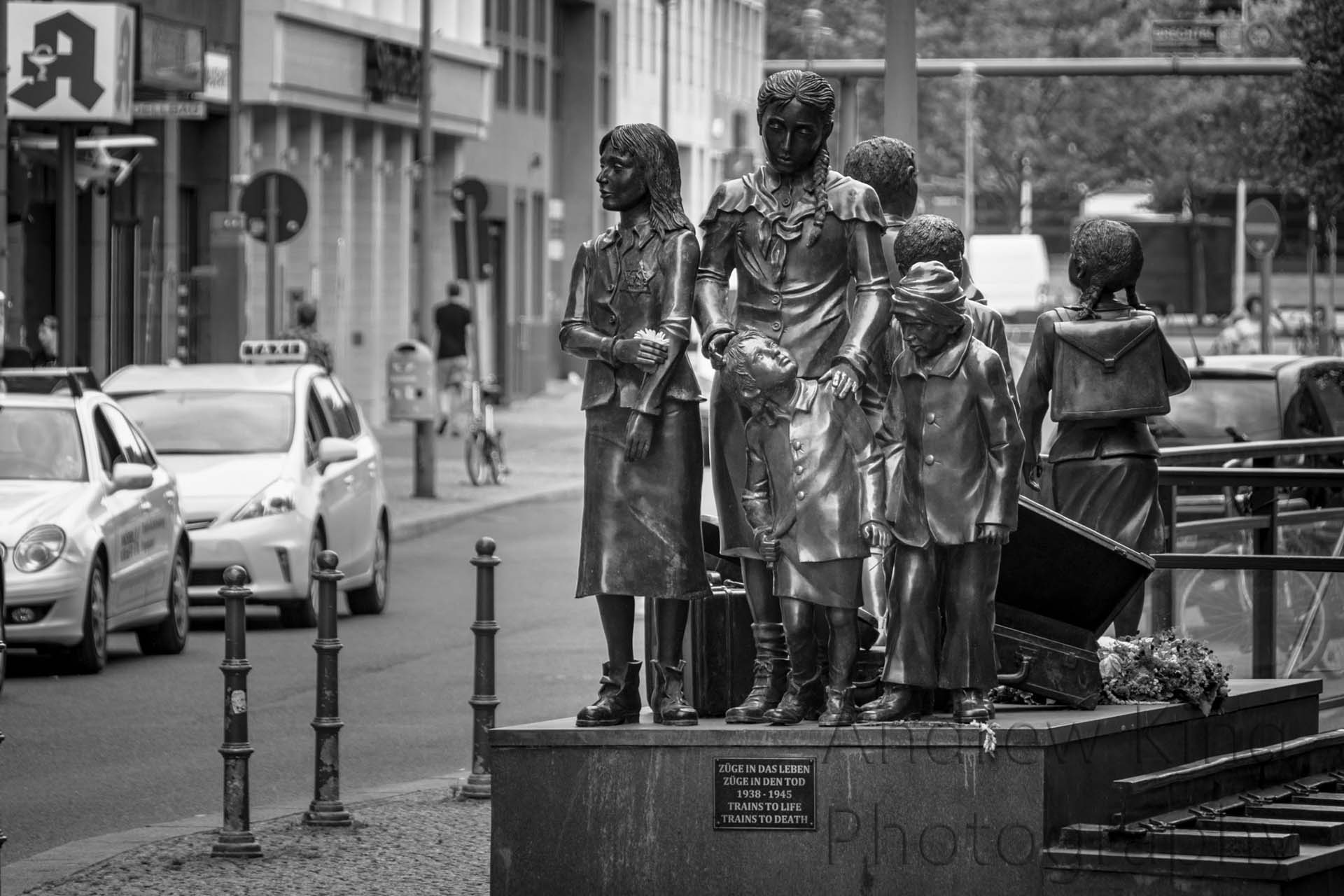 Kindertransport Frank Meisler Berlin Statue Sculpture trains to life trains to death friedrichstrasse bahnhof133213