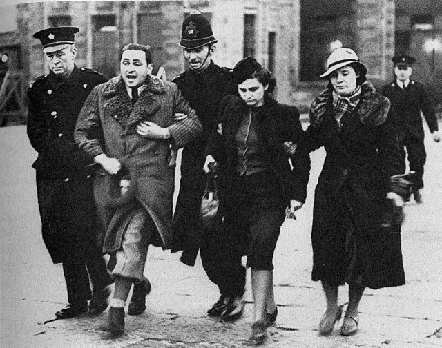Jewish_refugees_at_Croydon_airport_1939