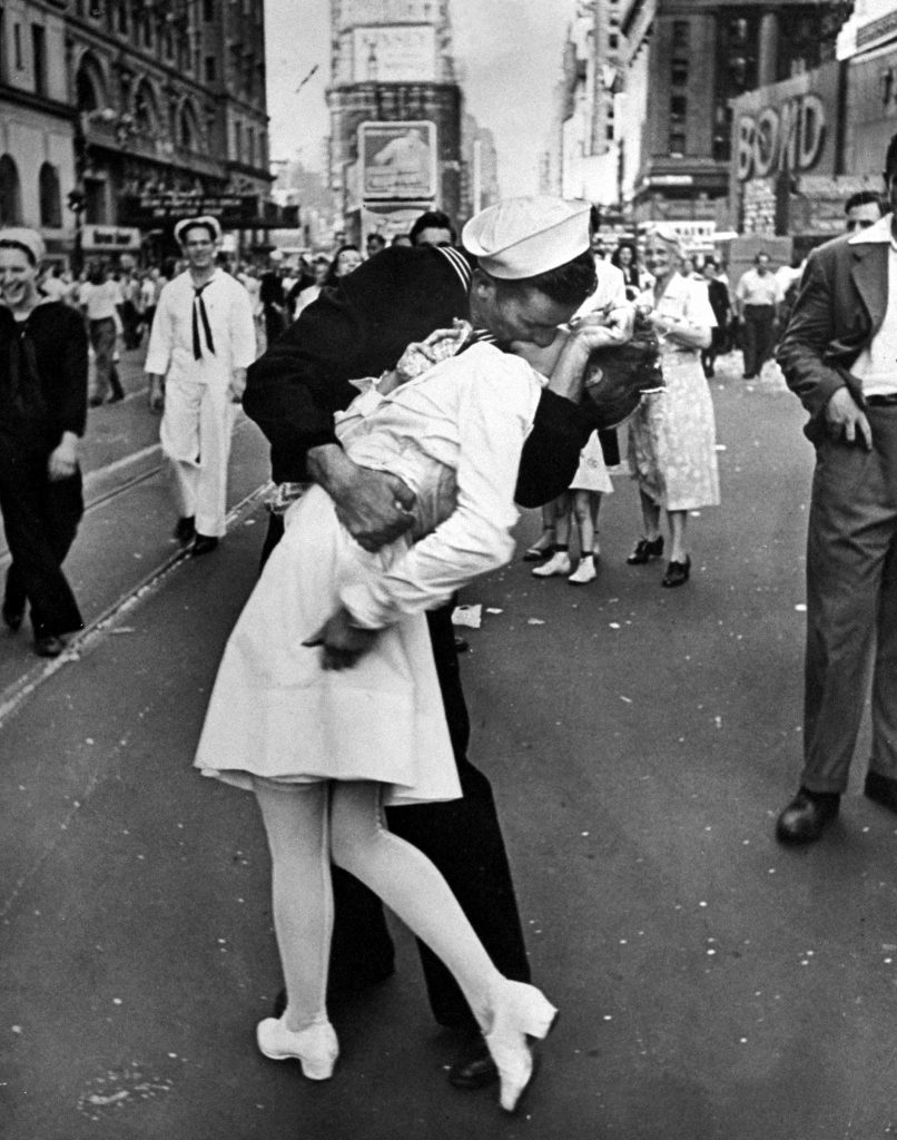 50mm lens VJ day in Times square Leica