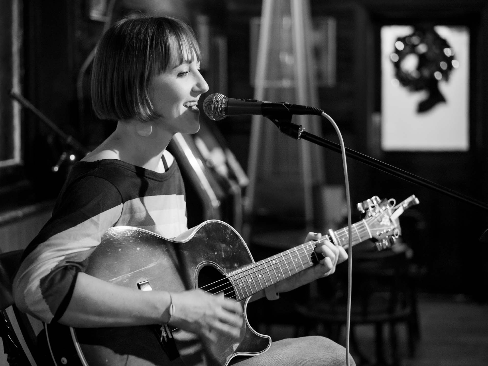 Katie at the Joiners Arms open mic farewell camberwell London wedding photographer 231018