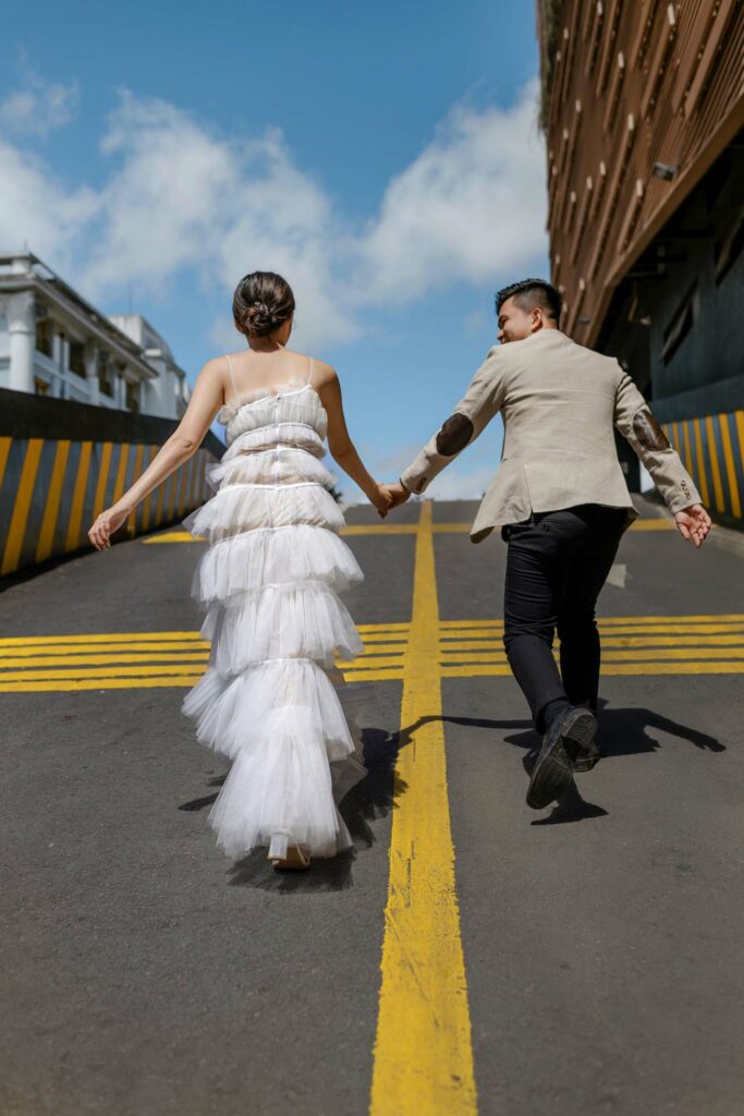 steep road bride and groom pexels-trung-nguyen-5086389 London wedding photographer